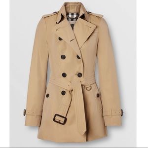 Burberry Sandringham Short Trench Coat